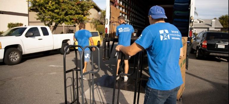 apartment movers Los Angeles residents recommend loading a moving truck 
