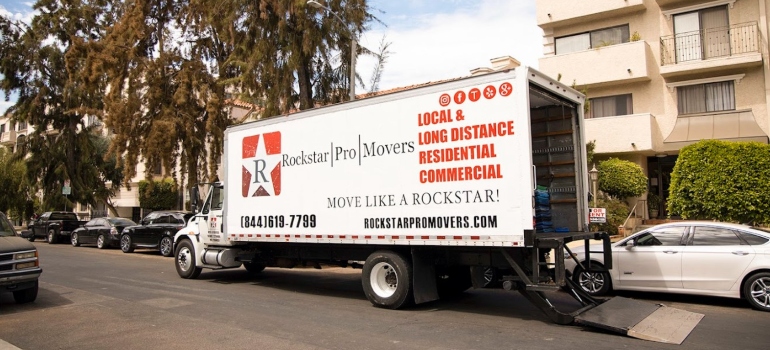 Movers Glendale CA moving truck