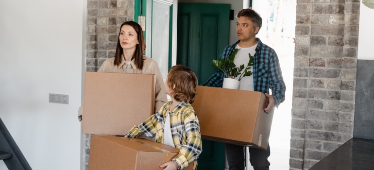 Picture of a family sucesfully moving in, after reading our guide to moving to LA
